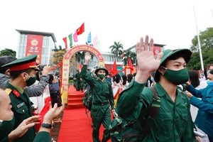 Young people set off for military service in Hanoi (Photo: VNA)
