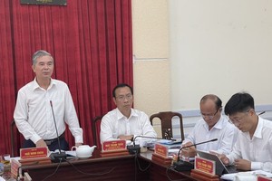 Deputy Chairman of the Ho Chi Minh City People’s Committee Ngo Minh Chau works with leaders of the People’s Committee of District 8.