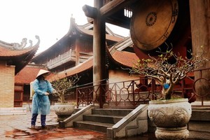 The Special National Relic of Van Mieu – Quoc Tu Giam performs disinfection before receiving visitors. 