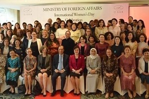 Participants pose for a group photo (Photo:  qdnd.vn)