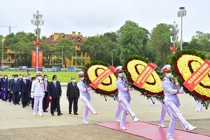 Party, State leaders visit President Ho Chi Minh's Mausoleum