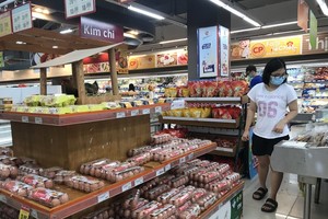 HCMC halts operation of shopping centers, electronic supermarkets, beauty salons