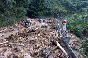 Serious landslide occurs on O Quy Ho mountain pass after torrential rain 