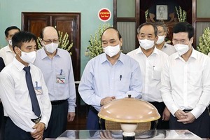 State leader offers incense in tribute to President Ho Chi Minh