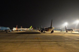 Passenger traffic at airports plunges in August