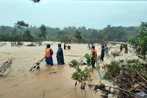 Conson brings power outages, flooding in Central region