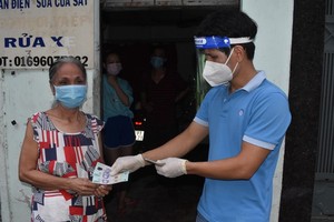 First ward in HCMC delivers 3rd financial relief package to residents
