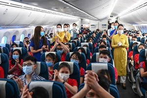 Vietnam Airlines brings home volunteer students, medical workers