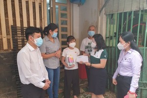 HCMC grants 250 tablets for orphaned children due to Covid-19