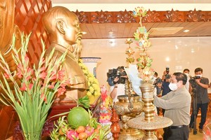 PM offers incense, flowers to commemorate President Ho Chi Minh 