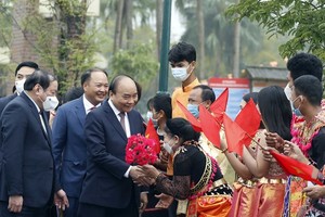 State leader joins ethnic groups in spring festival