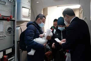 287 Vietnamese citizens in Ukraine arrive at Noi Bai airport safely