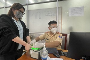 Around 922,800 people in HCMC have yet to receive chip-based ID cards