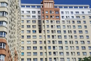 Residents try to move out from apartment building fire 