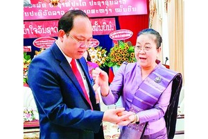 HCMC leaders extend greeting to Lao diplomats on Bunpimay