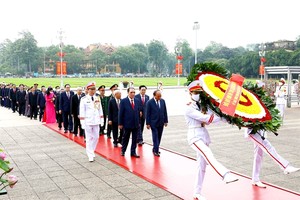 Leaders pay homage to President Ho Chi Minh on 132nd birth anniversary