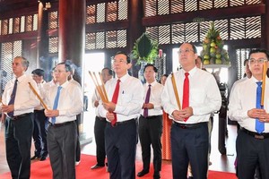 HCMC leaders offer incense to Marquis Nguyen Huu Canh