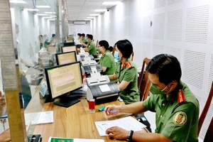 HCMC receives numerous applications of new-style passport issuance, renewal