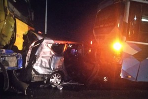 Rear-end collision between 9 vehicles on HCMC- Long Thanh- Dau Giay expressway