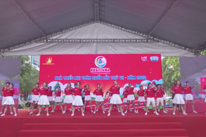Flash mob performance by 3,000 children sets Vietnamese record