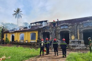 Fire engulfs ancient house inside Quoc Tu Giam relic site in Hue City  