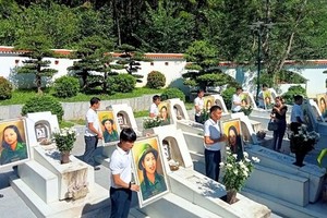 Dong Loc T-junction relic site receives restored portraits of youth volunteers