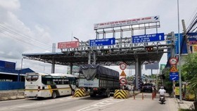 Toll station on national highway continuously shut down to ease congestion 