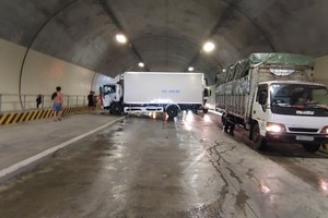 Da Nang- Quang Ngai expressway congested as truck tire explodes