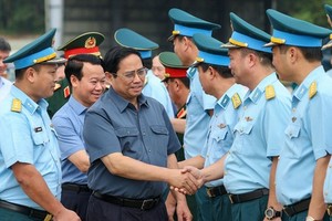 PM Pham Minh Chinh visits soldiers of Air Force Regiment 921