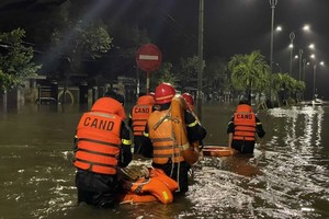 Sleepless night for people evacuation as severe flooding hits Central Vietnam
