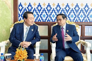 PM Chinh meets RoK President in Phnom Penh