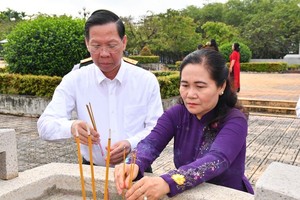 City leaders offer incense, flowers to mark anniversary of Nam Ky Uprising