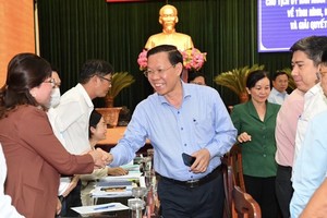 City chairman works, resolves many proposals of Binh Tan District
