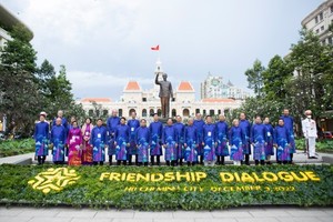 Vietnamese Ao dai introduced to international friends at FD HCMC 2022