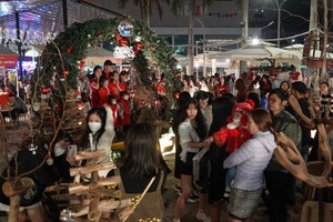 Bustling atmosphere of Christmas in Central region