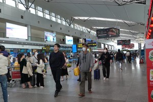 Airport, coach, train stations in Da Nang bustling with customers after Tet 