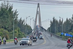 Traffic police make efforts to regulate traffic through HCMC's gateways