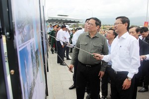PM surveys Phu Cat airport upgrade project, inaugurates coastal road 