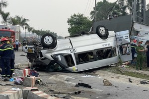At least 8 people die in severe vehicle crash in Quang Nam