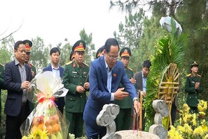 NA leader offers flowers, incenses to late General Vo Nguyen Giap