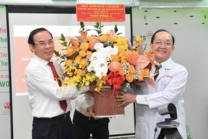 City Party chief visits, extends congratulations to outstanding medical staff