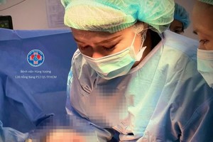 5.8kg baby boy born by cesarean delivery in HCMC