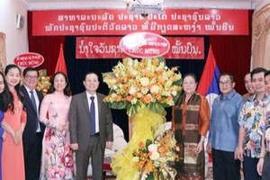 HCMC leaders visit Lao Consulate General on Bunpimay festival