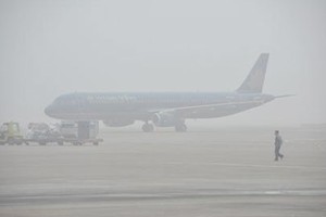 Flights unable to land at Noi Bai airport due to dense fog