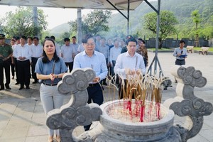 Leaders of Cam Xuyen District offer incense in memory of late General Secretary