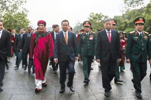 Leaders offer incense in commemoration of Hung Kings, Vietnamese ancestors