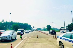 Toll plazas congested due to vehicle owners with insufficient account balances