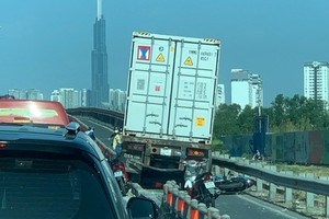 Semitruck collides into plenty of motorbikes on expressway access road