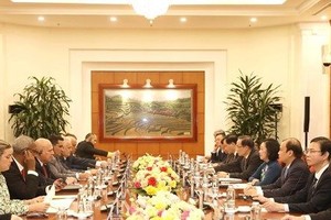 Vietnamese, Cuban Party officials hold talks