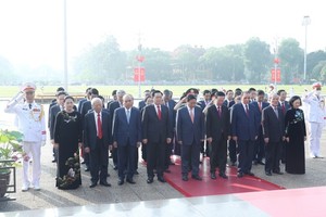 Party, State leaders visit President Ho Chi Minh's Mausoleum